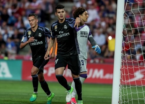 Morata celebra uno de sus goles al Granada. :: pepe marín / reuters