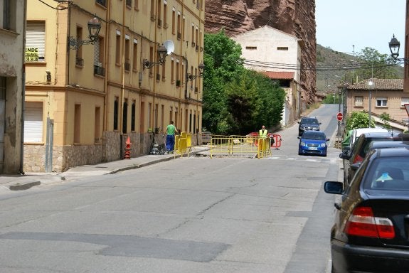 Trabajos en el paso realzado en Arrabal de la Estrella. :: 