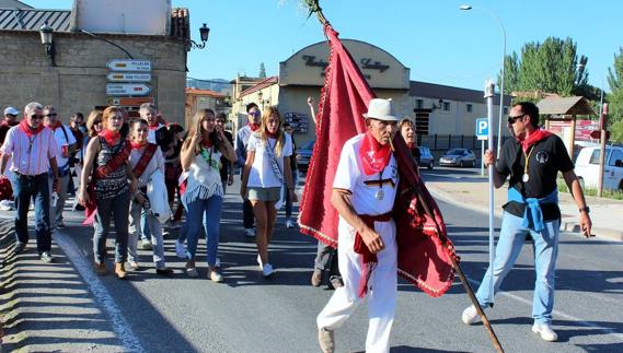 'El Feo' porta el estandarte en la Romería del Primer Domingo de septiembre. 