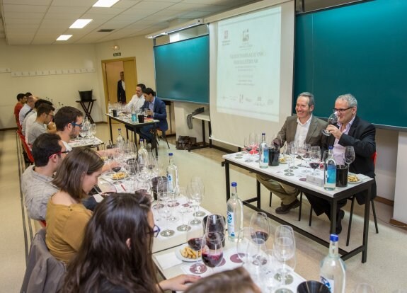 Tres momentos del taller de ensamblaje celebrado el lunes en la Universidad de La Rioja. :: A. A.