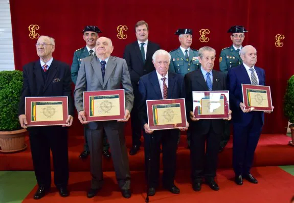 Los veteranos recibieron ayer el homenaje de la Guardia Civil. :: miguel herreros