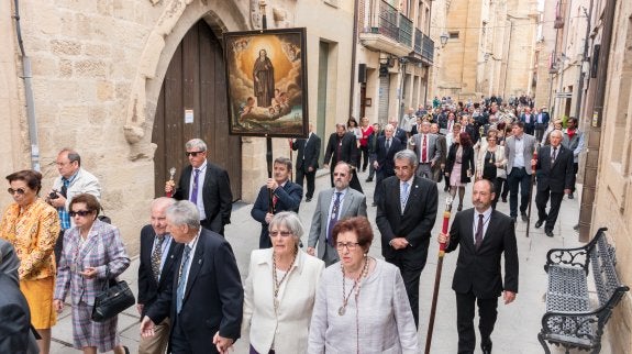 El traspaso del cargo, de unos priores a otros, se simboliza, además de con la entrega de la caja y las llaves de la casa con el traslado del cuadro del Santo al domicilio de los entrantes. :: albo