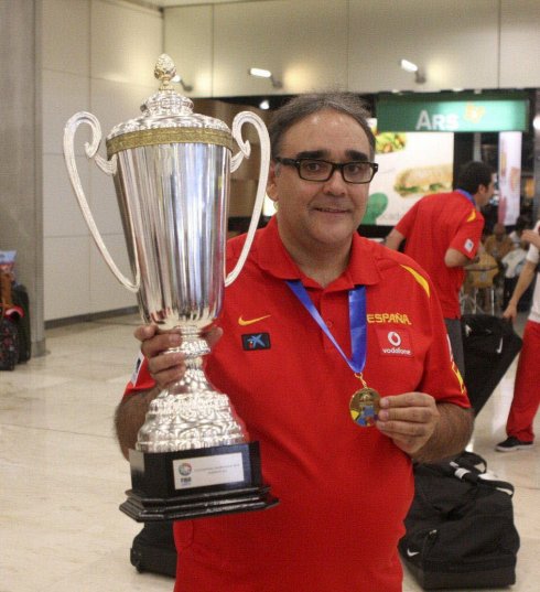 José Ignacio Hernández, con un trofeo ganado con la Selección. :: efe