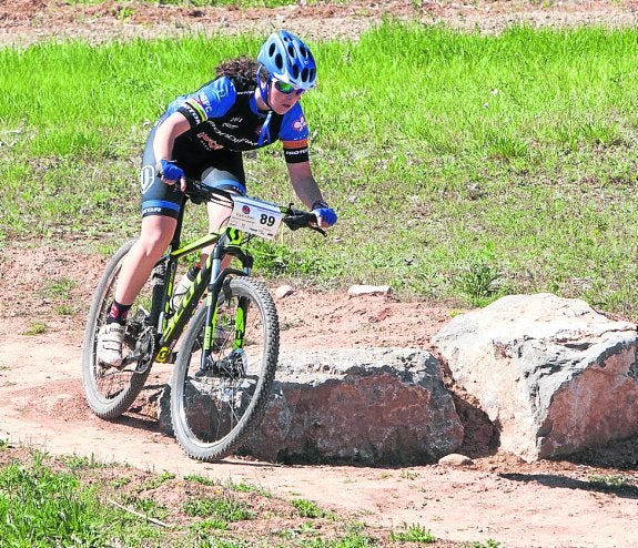 Una ciclista, en una de las pruebas previas del calendario escolar de BTT. :: F.D.