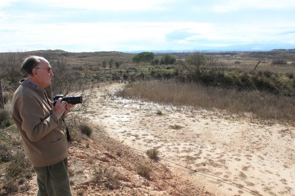 Imagen de Juan Antonio Twose en uno de sus paseos por una de las zonas que ayudó a impulsar en Alfaro, los humedales de Cofín. :: 