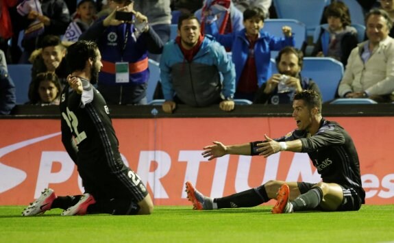 Isco y Ronaldo festejan el segundo gol del portugués al Celta de Vigo:: efe