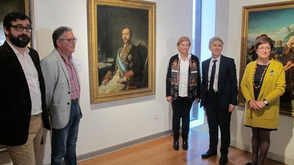 Representantes institucionales frente al retrato del marqués de Orovio, obra de Madrazo. 