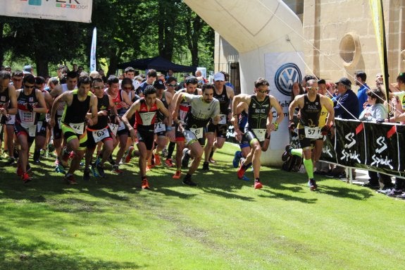 Salida del duatlón con López (57), Riaño (10), Torrecilla (60), Marugán y López de Arbina (41) en línea. 