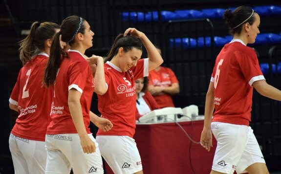 Las jugadoras del Rioja celebran uno de los goles logrados ayer. :: miguel herreros