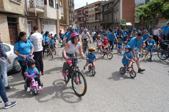 La ruta ciclista a su paso por la plaza de los árboles por la calle Ibo Alfaro, de Cervera. :: 