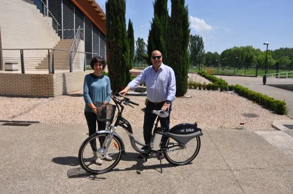 Laura Rivado y Leopoldo García con una de las ocho bicicletas. :: 