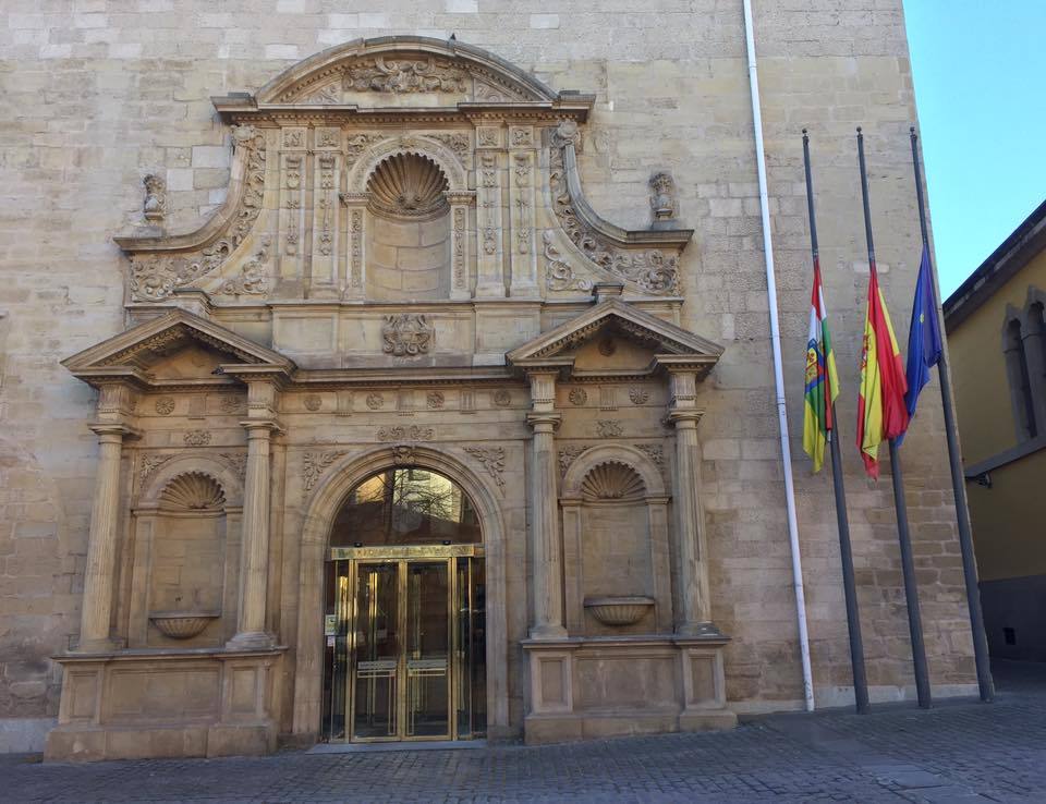 Las banderas del Parlamento, a media asta