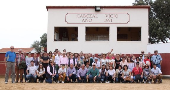 Foto de familia de los participantes en el viaje. :: 