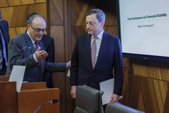 El presidente del BCE, Mario Draghi, ayer durante su intervención en la sede del Banco de España. :: juan carlos hidalgo / efe
