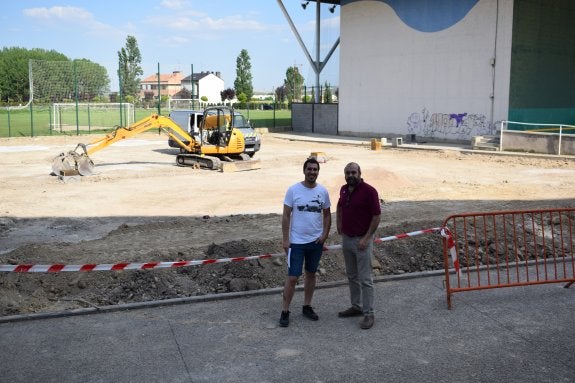 Rubén Salazar y Javier Redondo, junto a las obras recién comenzadas en la zona del Mazo. :: 