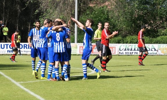 Los jugadores del Náxara festejan un gol en su último partido en La Salera hasta la fecha, frente a La Calzada. :: 