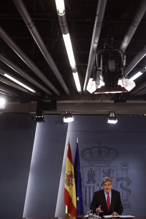 Íñigo Méndez de Vigo comparece ayer tras el Consejo de Ministros. :: Emilio Naranjo / efe
