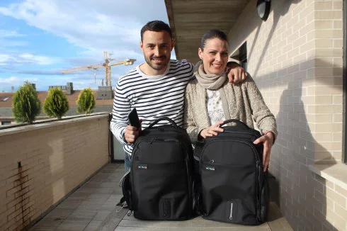 Alberto y Patricia con las primeras mochilas. :: m.f.