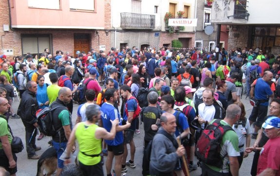 La plaza se llenó de caminantes desde primera hora. :: 