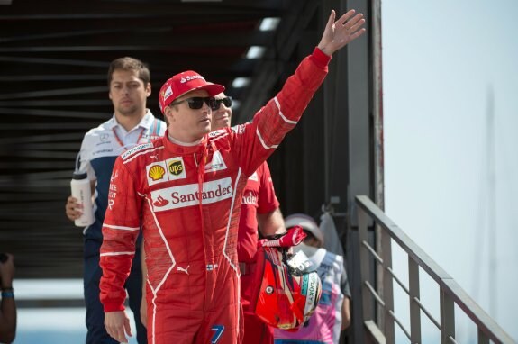 Kimi Raikkonen saluda al público tras conseguir la 'pole' en Mónaco. :: BERTRAND LANGLOIS / Afp
