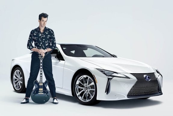 El productor musical Mark Robson junto al nuevo Lexus LC. :: L.r.m.