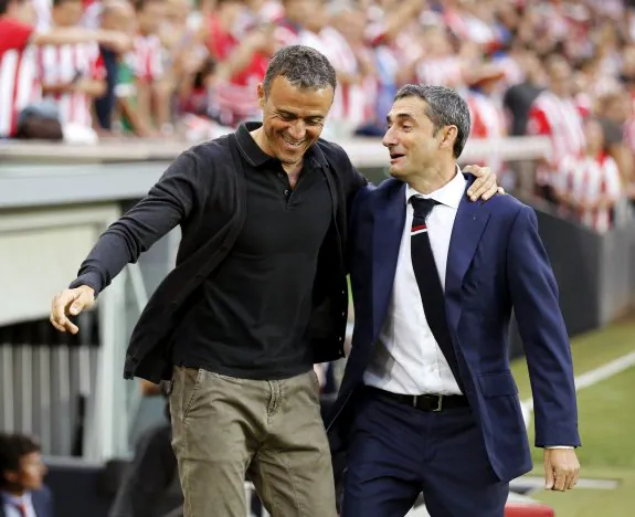 Luis Enrique (i) y Ernesto Valverde, pasado y presente como técnicos del Barcelona. :: efe
