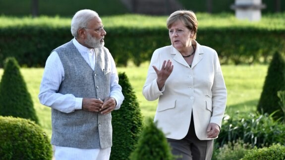 Merkel, con el primer ministro indio, Narendra Modi, ayer en los jardines del palacio Mesberg, cerca de Berlín. :: john macdougall / afp