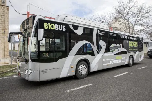 Un autobús que funciona con biogás en Pamplona. :: jesús caso