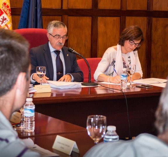 La nueva secretaria, María Dolores Fernández, junto al alcalde. ::