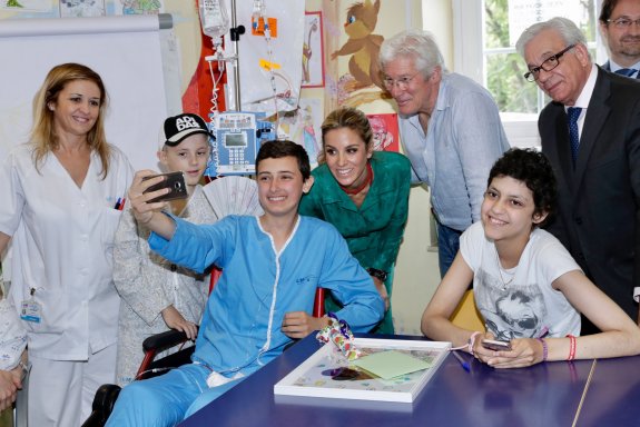 Uno de los pacientes pediátricos del Hospital Niño Jesús de Madrid hace ayer un 'selfi' con Richard Gere y Alejandra Silva. :: r. c.