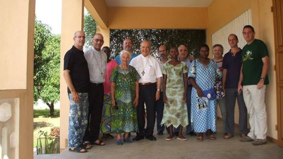 Los seis sacerdotes riojanos que han trabajado en Fo Bouré, con los obispos Omella y Milián (con camisa blanca) y franciscanas misioneras de la Madre del Divino Pastor en la misión de Benin en el año 2012. 