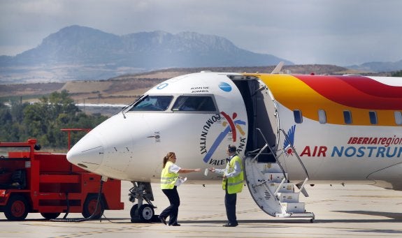 Imagen de archivo de un avión como los que viajarán a Mallorca este verano. :: justo rodríguez