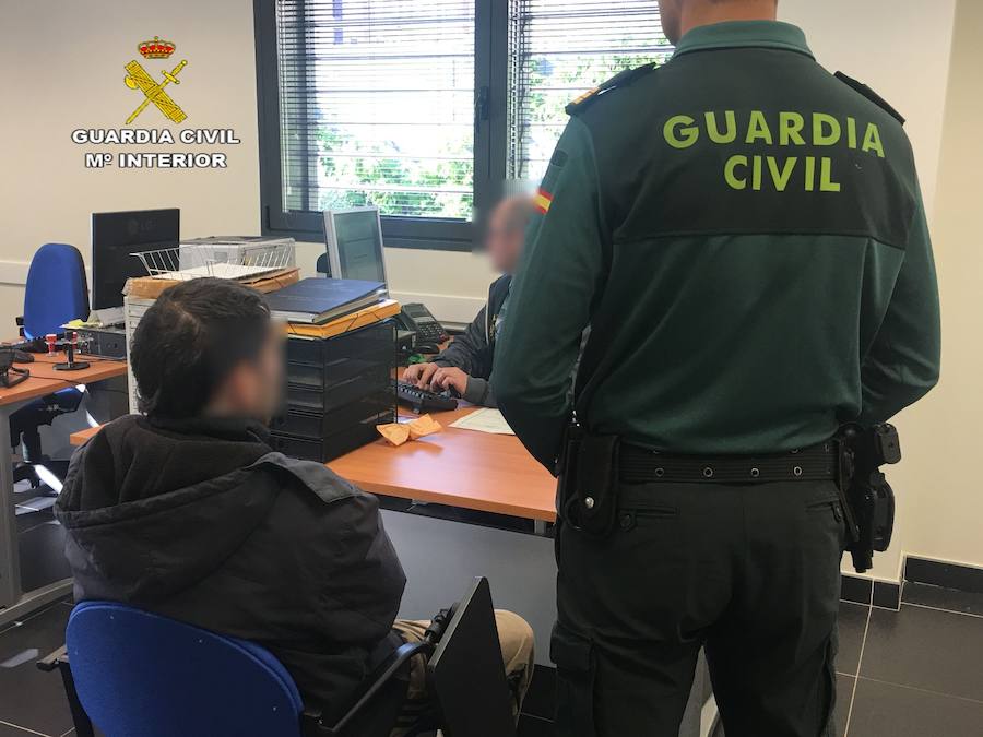 El' detenido, en dependencias de la Guardia Civil