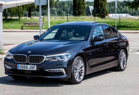 Imponente. El BMW Serie 5 en el aeropuerto riojano de Agoncillo. :: Fernando Díaz