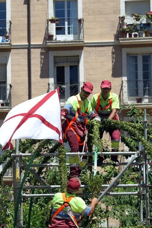 Operarios colocan la bandera de Logroño en el arco. :: justo rodríguez