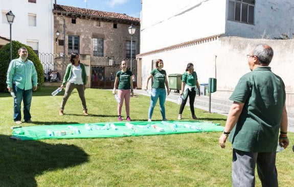 Baile en el patio, dentro de la jornada de concienciación. :: 