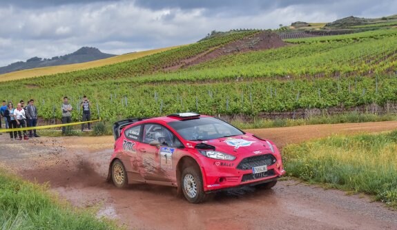 Carlos Aldecoa, a los mandos de su Ford. :: lander zabaleta