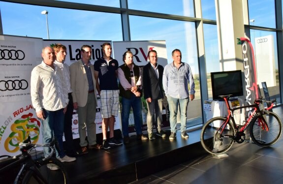 Organizadores y patrocinadores, con Robredo, en la presentación de La Rioja Cicloturista. 