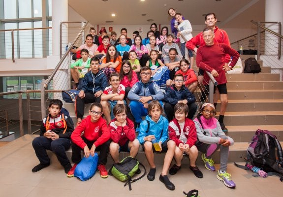 Participantes en las actividades en la naturaleza, resguardados en el Adarraga. 