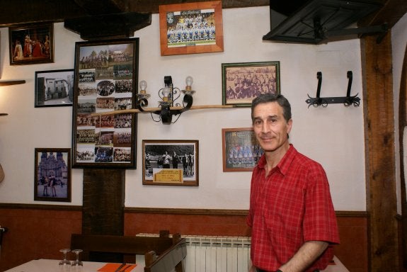 Teodoro Ochoa, junto a fotos históricas del Náxara en su establecimiento 'La Judería'. :: 