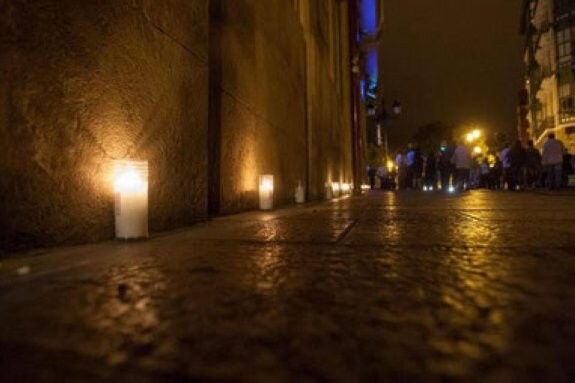 Luminarias colocadas junto a las fachadas para cumplir el Voto de San Bernabé. :: l.r.
