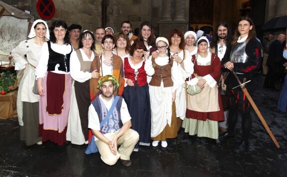 Un grupo de actores voluntarios de la asociación Guardia de Santiago que intervinieron ayer en la representación. ::