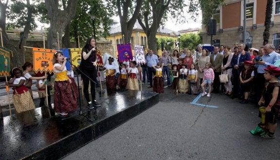 Un momento del pregón de San Bernabé, a cargo de los niños de las ludotecas. :: jonatHan herreros
