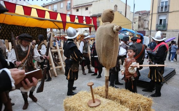 Campamento de las milicias logroñesas en la calle Barriocepo, desde donde se disponían a defender la ciudad ante el asedio francés. :: 