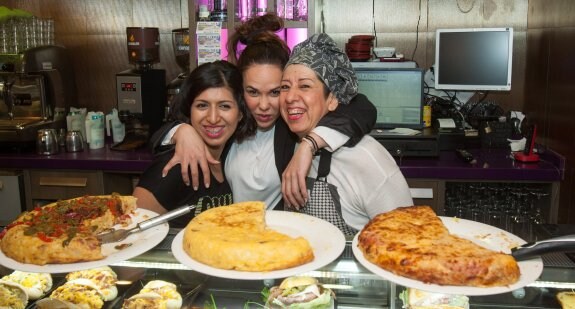 Grace, Silvia y Aderfa, junto a las tortillas que sirven en el Olimpo. :: Díaz uriel