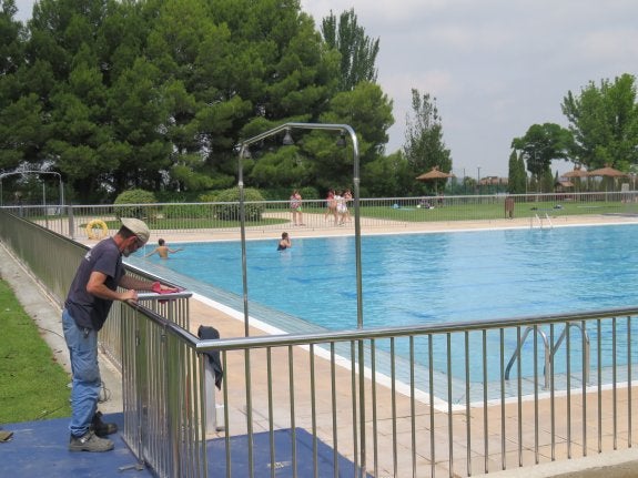 El nuevo vallado cierra con cuatro puertas el acceso a la piscina grande del polideportivo. :: 