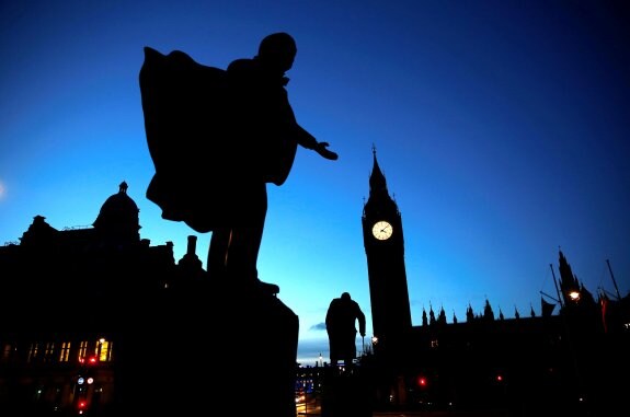 Imagen de la capital británica con la estatua del primer ministro Lloyd George y el Parlamento al fondo. :: stefan wermuth / reuters