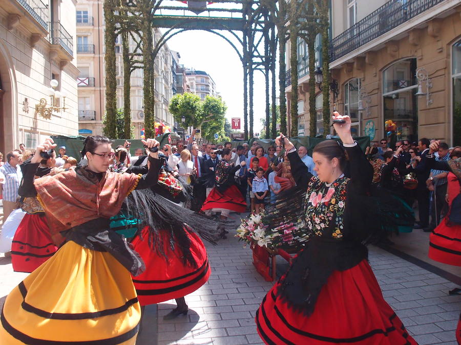 Bailes regionales bajo el arco de San Bernabé. 