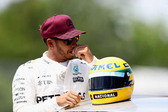 El británico Lewis Hamilton, emocionado, con el caso de Ayrton Senna. :: getty images
