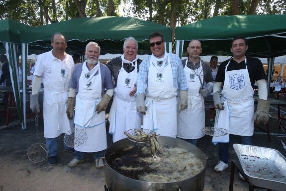   Cofradía del Pez. El maestro de fogones, Lorenzo Cañas, junto a otros cinco cofrades en plena faena.